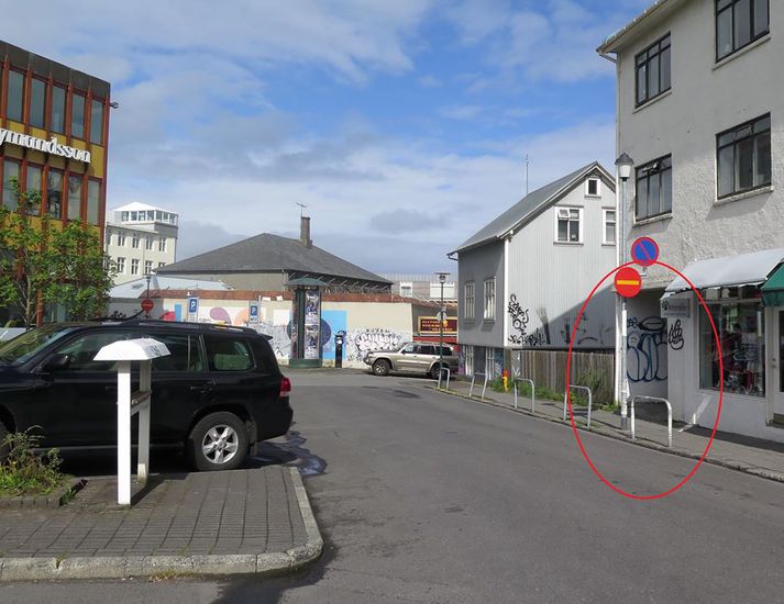 Lögreglan leitar að þremur konum sem sátu í bíl við Grettisgötu 3.