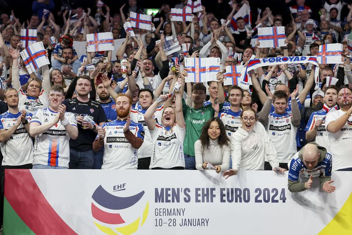 Færeyingar hafa fjölmennt á stórmót landsliðanna sinna en þeir hafa komist á EM eða HM í bæði karla- og kvennaflokki.