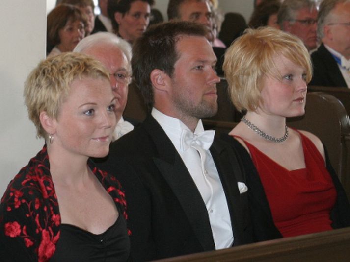 Dalla Ólafsdóttir, til hægri, sést hér við innsetningu föður síns í embætti forseta Íslands 2004.