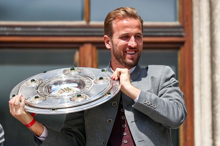 Harry Kane með Meisterschale-skjöldinn eftir að hafa loksins kynnst því að vera meistari. Hann er að fara að vinna meistaraskjöldinn annað árið í röð á næstunni en þá verður hann orðinn aðeins stærri en þarna.