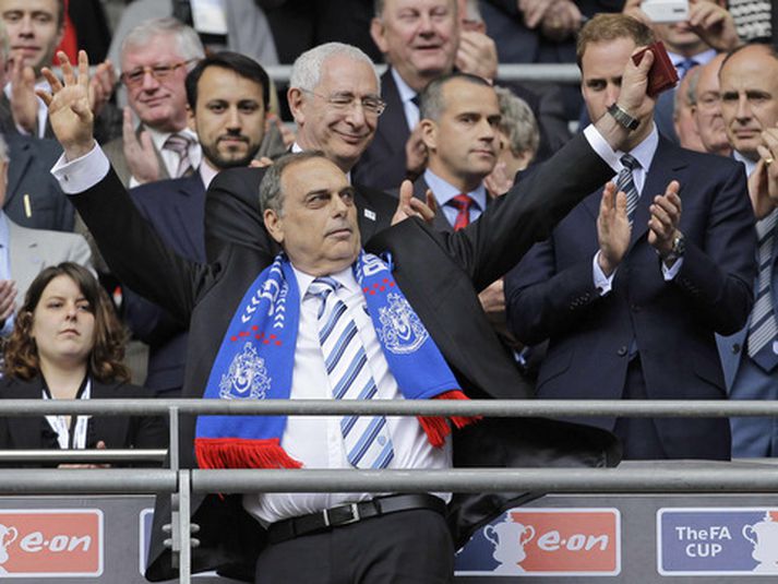 Avram Grant þakkar stuðningsmönnum Portsmouth fyrir stuðninginn í lokaleiknum á Wembley.