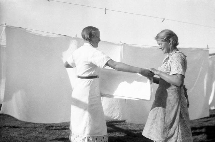 Sýningunni er meðal annars ætlað að varpa ljósi á atvinnusköpun kvenna í heimahúsum og ábyrgð þeirra á afkomu heimila á fyrri tímum.