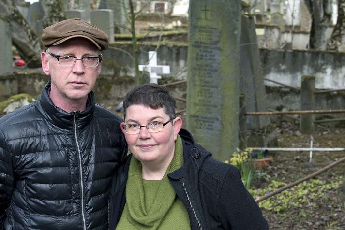 Gróðurvin í borg. Sólveig Ólafsdóttir og Heimir Janusarson í Hólavallagarði sem þau telja friðsælt afdrep í borginni. 