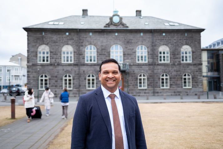 Nikhilesh Mohanty, verkfræðingur, MBA og ráðgjafi, flutti til Íslands árið 2015 en hann hefur starfað með mörgum af þekktustu fyrirtækjum heims. Á Íslandi starfaði Nik lengi fyrir Össur en nýverið stofnaði hann sitt eigið fyrirtæki, Arctitc Arctic Edge Consultants.