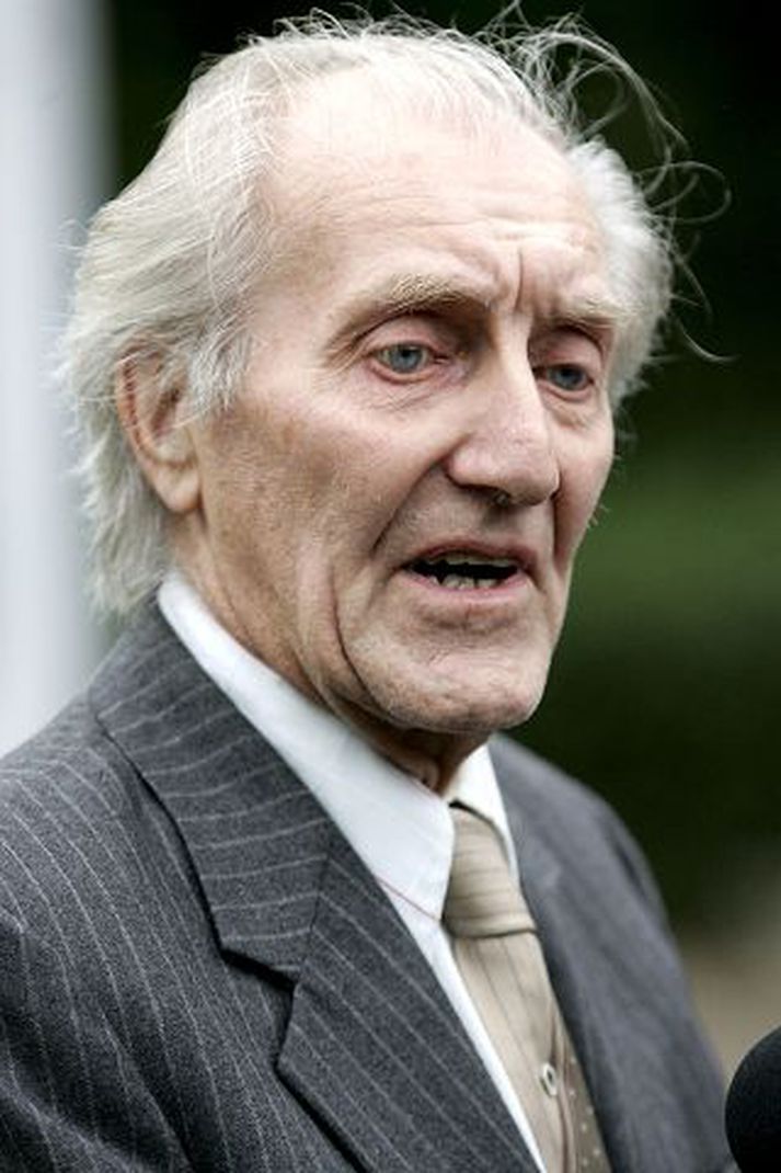 Arthur Burton-Garbett elti einn fjórmenninganna út úr neðanjarðarlest þann 21. júlí 2005.