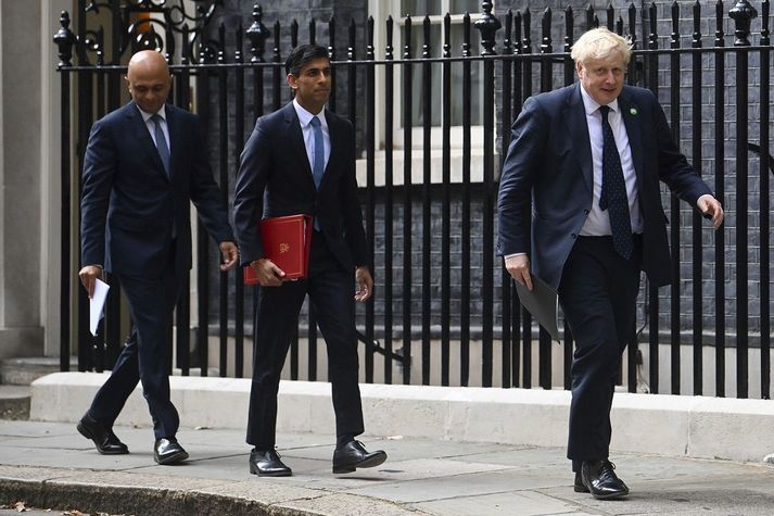 Sajid Javid, fyrrverandi heilbrigðisráðherra, Rishi Sunak, fyrrverandi fjármálaráðherra, og Boris Johnson, forsætisráðherra. Ríkisstjórn Johnsons er sögð riða til falls.