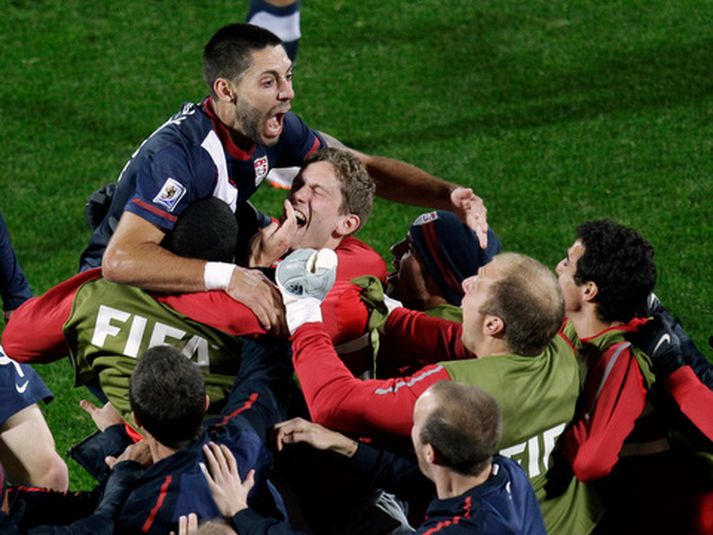 Clint Dempsey varð sjöundi varnar- eða miðjumaðurinn í röð til þess að skora á HM.