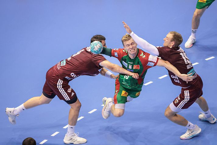 Frederik Simak og Mathias Gidsel reyna að hemja Gísla í leiknum í kvöld. Simak var svo rekinn af velli fyrir ljótt brot á Gísla.
