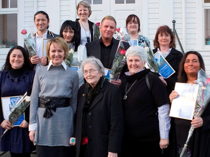 Hanna Birna Kristjánsdóttir borgarstjóri, Guðrún Halldórsdóttir fyrrverandi forstöðukona Námsflokka Reykjavíkur og Þórunn H. Sveinbjörnsdóttir frá Eflingu ásamt styrkþegum fyrir utan Höfða eftir styrkveitinguna.