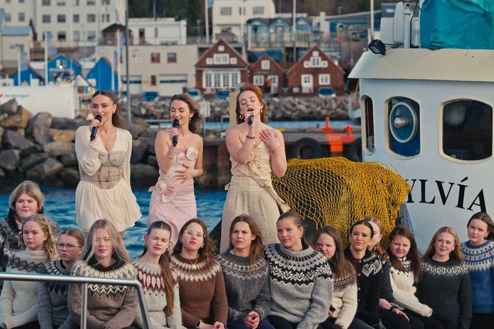 Þríeykið um borð í Sylvíu með Stúlknakór Húsavíkur að syngja um Húsavík, hvalina og mávana.