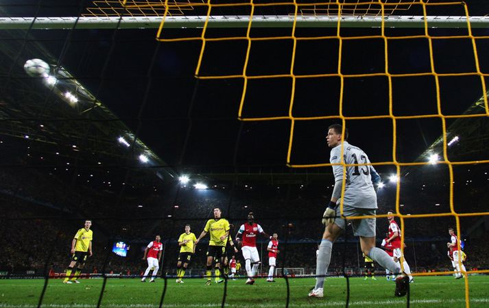 Szczesny horfir á eftir boltanum fara í markið.