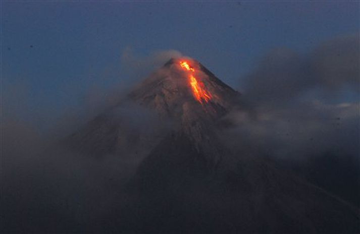 Mayon er byrjað að gjóa glóðaraugum á byggðina fyrir neðan.