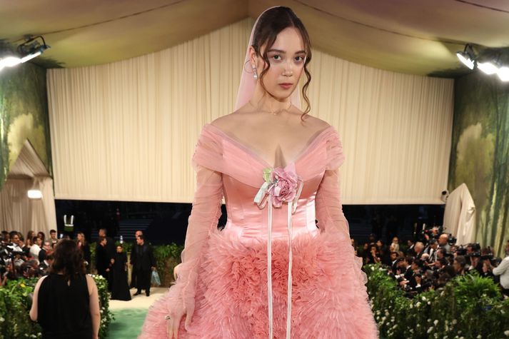 Okkar eigin Laufey Lín hefur verið fastagestur á Met gala, flottustu tískuhátíð í heimi, undanfarin ár.
