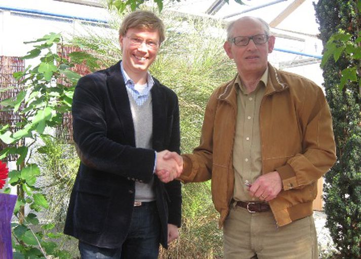 Gísli Marteinn Baldursson, formaður umhverfis- og samgönguráðs, og Þröstur Ólafsson, formaður Skógræktarfélags Reykjavíkur, við undirritun samningsins 9. júní sl. sem nú hefur verið dreginn til baka MYND / www.rvk.is