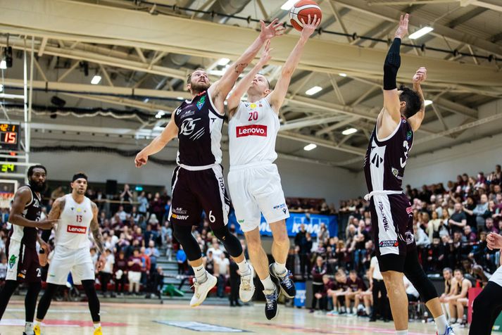 Valur og Tindastóll eigast við í hreinum úrslitaleik um Íslandsmeistaratitilinn í körfubolta í kvöld.