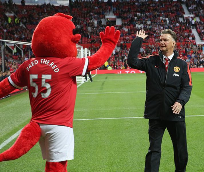 Louis van Gaal gefur Fred the Red, lukkudýri Manchester United, fimmu.
