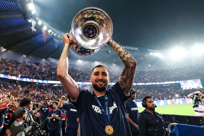 Gianluigi Donnarumma fagnar með stuðningsmönnum Paris Saint Germain með Meistaradeildarbikarinn.
