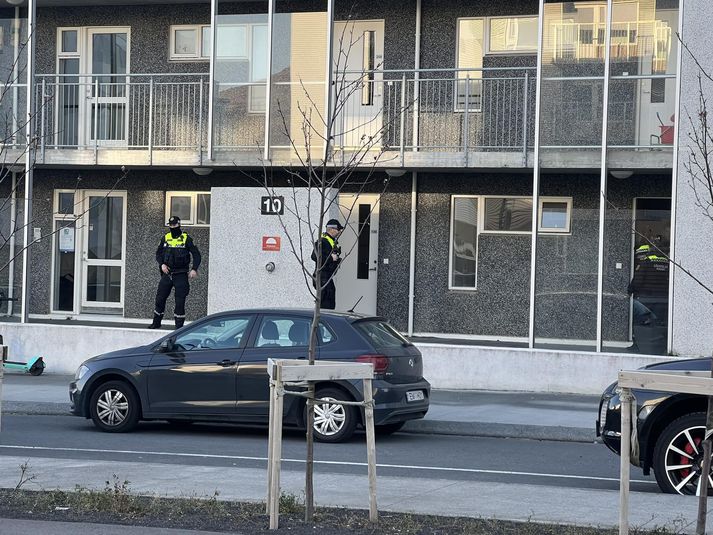 Frá lögregluaðgerðum í Úlfarsárdal upp úr klukkan tvö í dag. Farið var inn í íbúð en enginn var handtekinn.