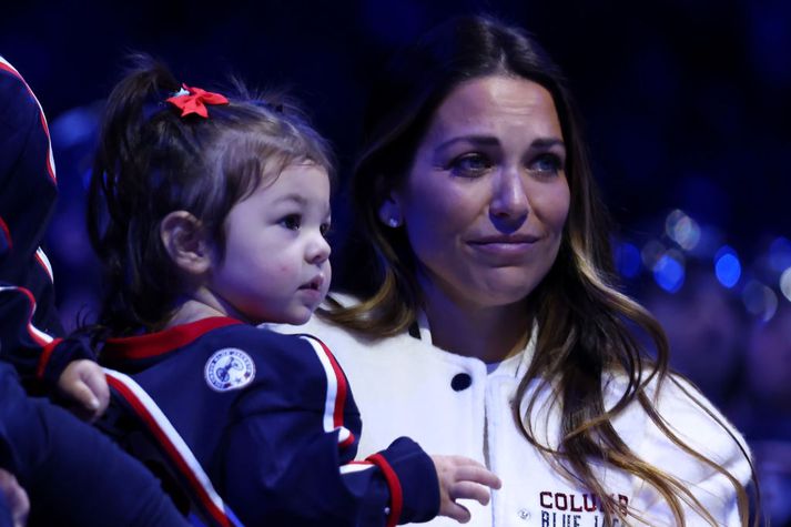 Meredith Gaudreau með dótturina Noa á minningarstund fyrir leik í NHL-deildinni í vetur. Hún heldur minningu mannsins síns, Johnny, á lofti og segir nýfætt barn þeirra lifandi eftirmynd hans.