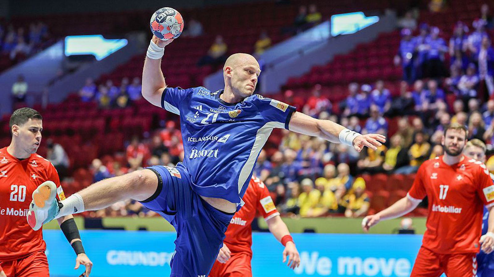 Á­fram þrátt fyrir tap í Íslendingaslag