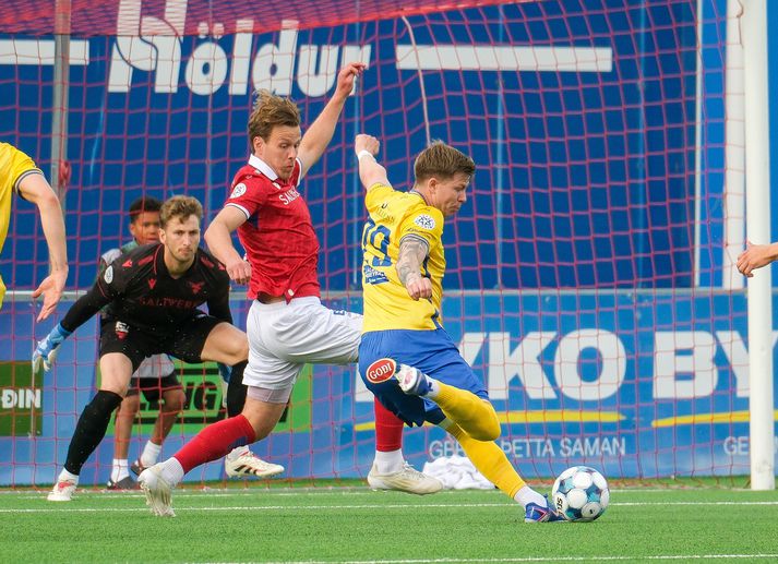Jakob Snær Árnason skorar annað tveggja marka sinna í leiknum. 