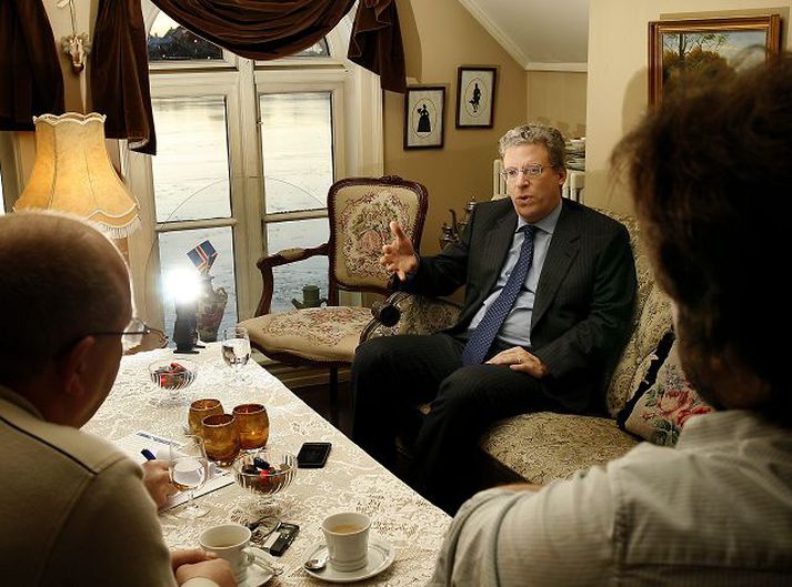 Tom Albanese, forstjóri Rio Tinto, gaf sér tíma til að setjast niður með blaðamönnum í setustofu á þriðju hæð í Iðnó í stuttri heimsókn hans hingað til lands. Hann hafði ekki komið hingað áður og kvaðst sjaldnast fá tækifæri til þess að skoða sig um á stöðugu flandri um heiminn, vinnu sinnar vegna. Útsýnið yfir nýlagða Tjörnina lét forstjórinn sér hins vegar vel líka. „Gullfallegt,“ sagði hann og hrósaði veðrinu. Fréttablaðið/GVA