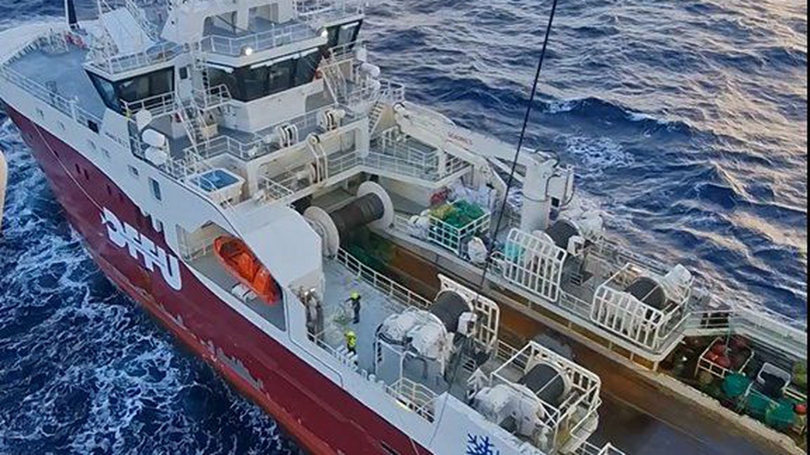 Þyrla sótti skip­verja sem fékk slitinn vír í bringuna