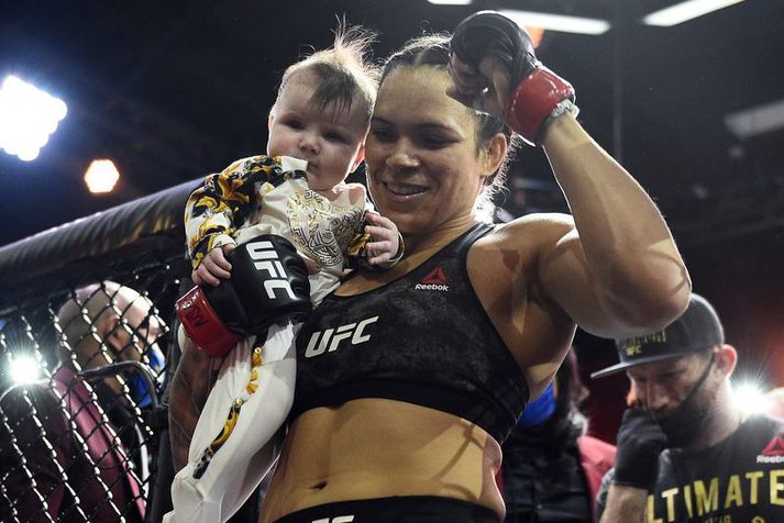 Amanda Nunes með dóttur sinni Reagan eftir bardagann í nótt.