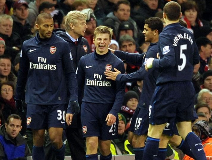 Andrei Arshavin fagnar hér markinu sínu á móti Liverpool.