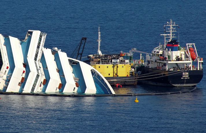 Að minnsta kosti 30 létust þegar Costa Concordia strandaði undan vesturströnd Ítalíu í janúar.