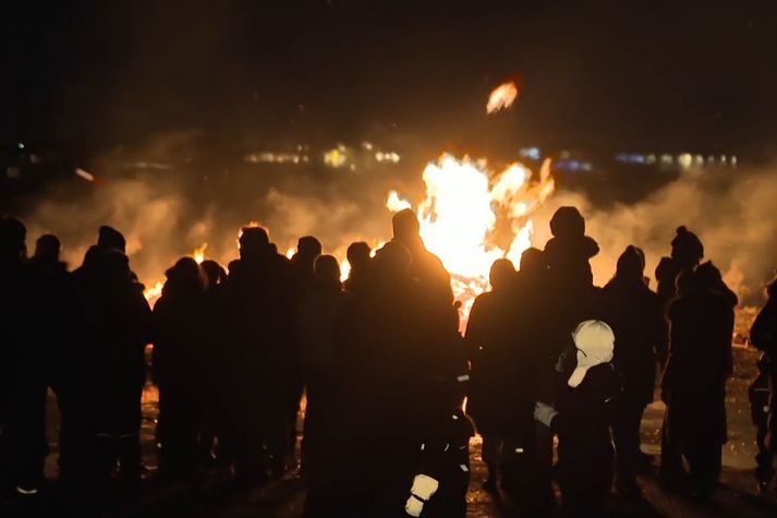 Eldurinn brennur glatt á brennunni í Gufunesi í kvöld.