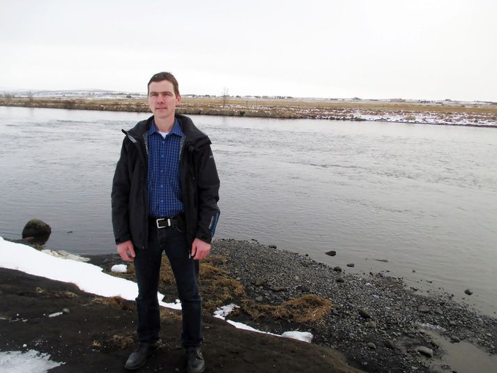 "Stjórnarformaðurinn og stjórnin veiðifélagsins bera ábyrgð og mér finnst að hún eigi öll að segja af sér ásamt framkvæmdastjóranum,“ segir Ómar Helgason í Lambhaga sem stendur hér við Eystri-Rangá.