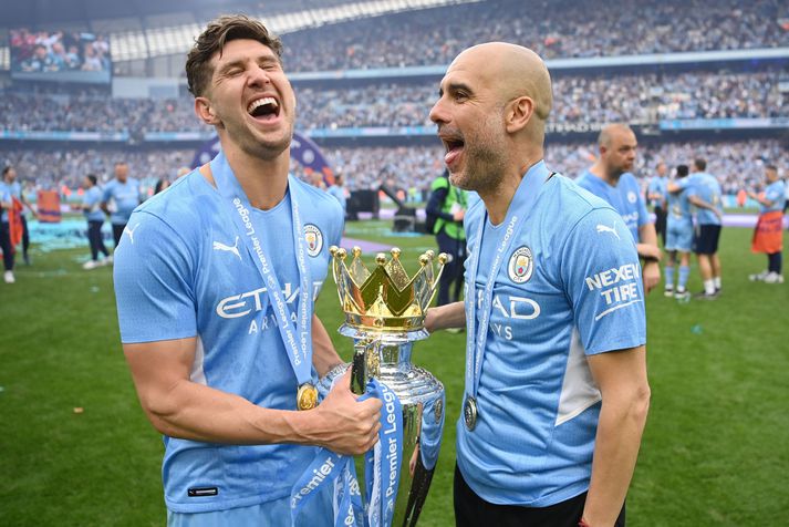  John Stones og Pep Guardiola geta verið mjög ánægðir með reksturinn á Manchester City. Liðið raðar inn titlum og tekjuöflunin meiri en hjá öllum öðrum félögum.