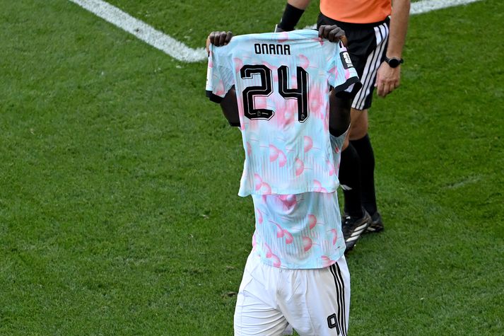 Romelu Lukaku fagnaði fjórða marki Belga gegn Bandaríkjamönnum með því að halda treyju Amadous Onana á lofti.
