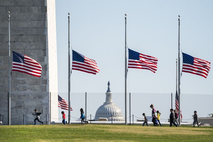 Flaggað var í hálfa stöng við Washington-minnisvarðann í Washington-borg til að heiðra minningu fórnarlamba fjöldamorðsins í gær.