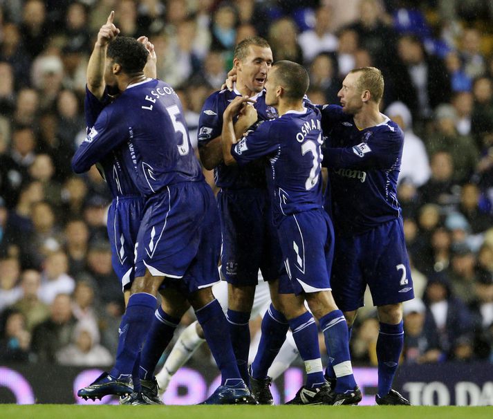 Leikmenn Everton sjást hér fagna þriðja markinu gegn Tottenham á þriðjudaginn.