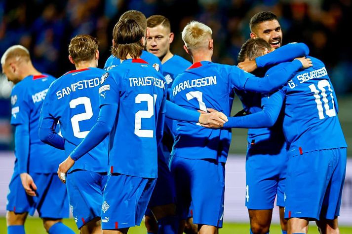 Íslenska liðið fagnar því að Gylfi Þór sé orðinn markahæstur frá upphafi.