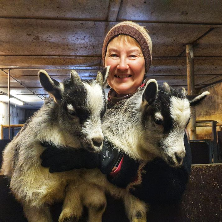 Anna María með kiðin sem hafa fengið nöfnin Huldumey og Dreki.