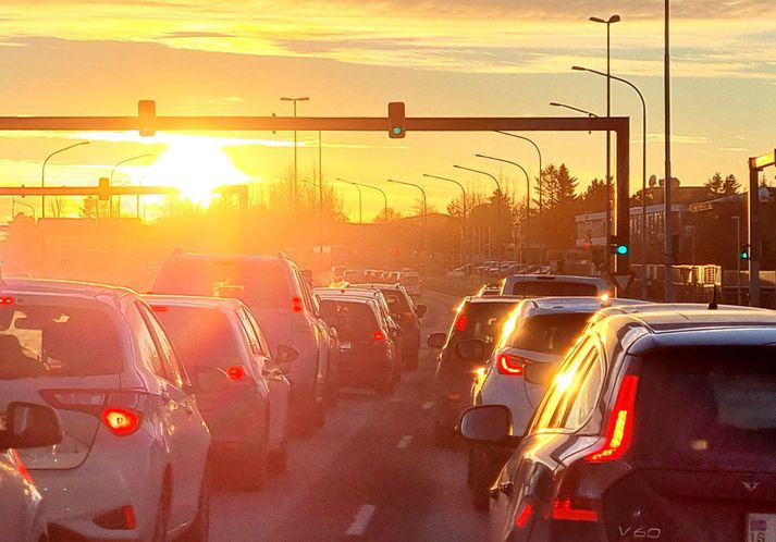 Þegar kalt, þurrt og lygnt er í veðri dreifist mengun frá bílaumferð síður og þá rýkur styrkur loftmengunar í lofti nærri umferðaræðum upp.