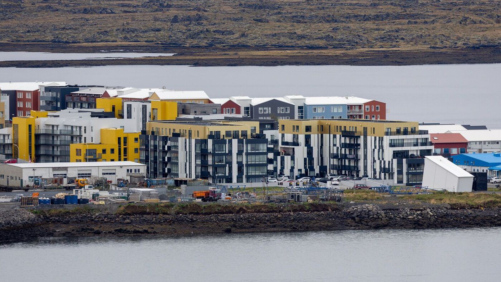 Lög­reglan í að­gerð á Kársnesi