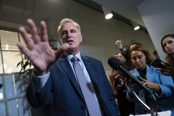 Kevin McCarthy, ræddi við fjölmiðla eftir fund með þingflokki sínum í gær. Þá sagðist hann kunna að meta áskoranir en ekki eins stórar áskoranir og þessa. „Við verðum bara að halda áfram þar til við klárum þetta.“