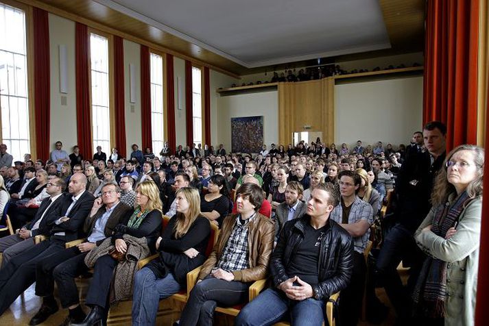Fullt var út úr dyrum í Hátíðarsal Háskóla Íslands í gær þar sem fjallað var um nýlega dóma Hæstaréttar um gengistryggð lán og áhrif þeirra. Fréttablaðið/Valli
