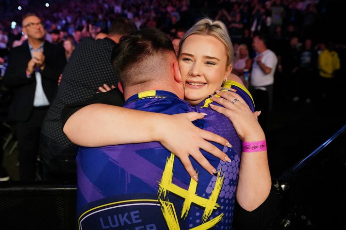 Eloise Milburn faðmar Luke Littler. Sambandi þeirra er nú lokið.