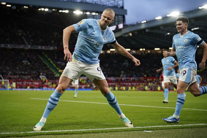 Erling Haaland fagnar marki á móti Manchester United á Old Trafford í gær.