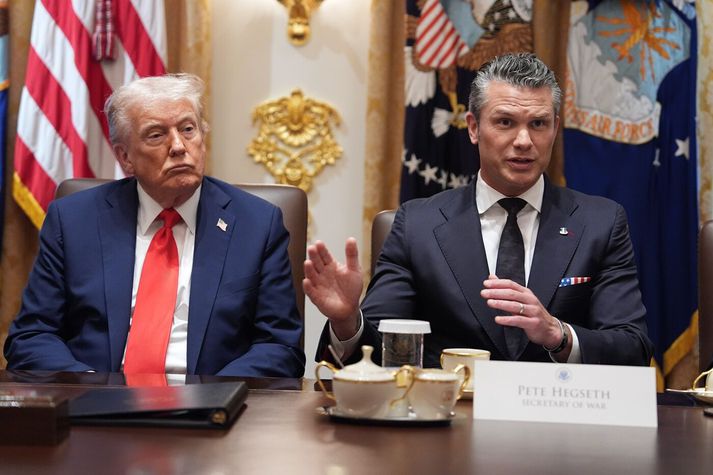 Pete Hegseth, varnarmálaráðherra Bandaríkjanna, við hlið Donalds Trump, forseta.