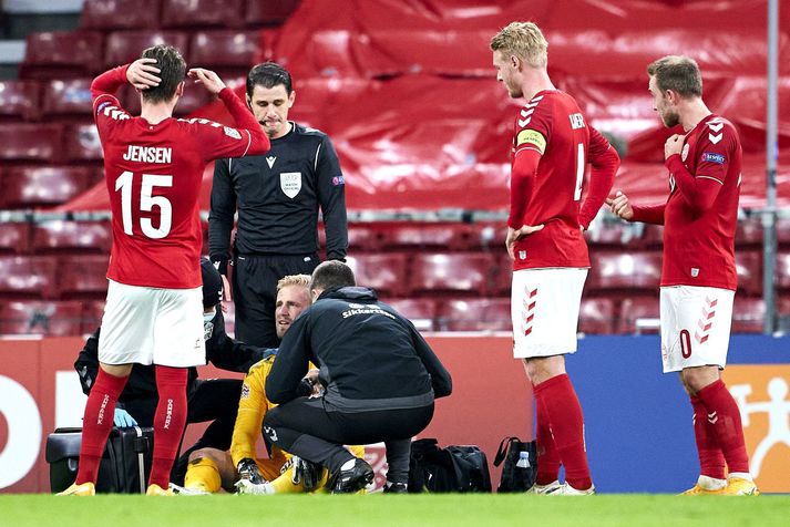 Kasper Schmeichel fann vel fyrir þessu höggi og var lengi að jafna sig.