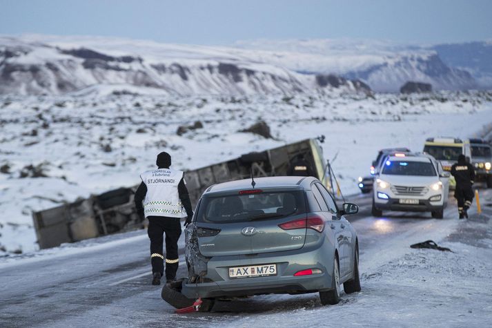 Rútan ók út af og valt eftir að hafa lent á fólksbíl. Þrír þeirra sem fluttir voru  á Landspítalann eru enn á gjörgæsludeild, minnst einn þeirra í lífshættu. Sjö eru á bráðalegudeild og tveir hafa verið útskrifaðir af spítalanum. Lögð er áhersla á að reglur um notkun bílbelta verði gerðar skýrari.