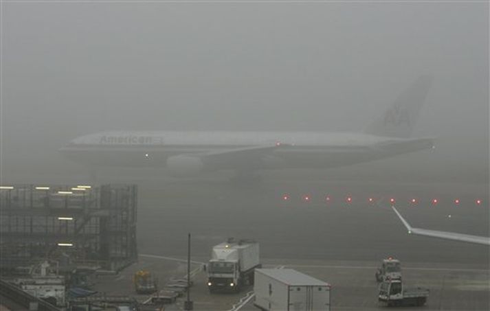 Flugvél á Heathrow. Svartaþoka er nú bæði á Heathrow og Gatwick flugvöllum í London.