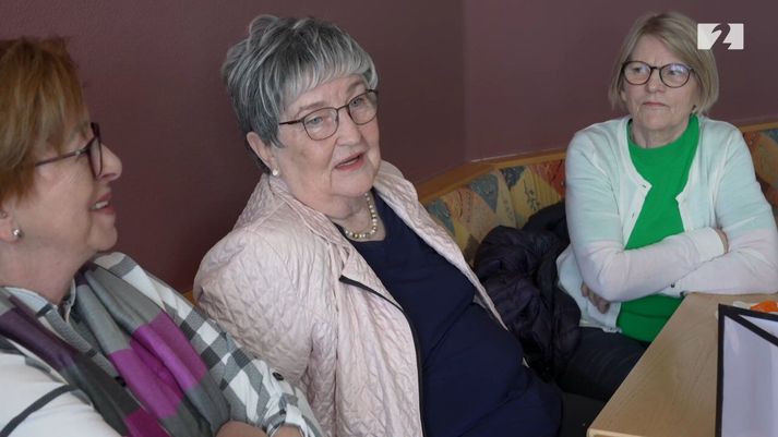 María Karlsdóttir Huesmann fyrir miðri mynd. Laufey Ármannsdóttir til vinstri og Helga Adolfsdóttir hægra megin.