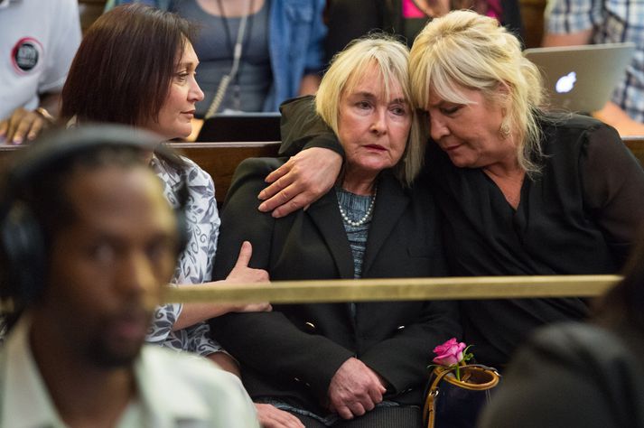June Steenkamp er hér föðmuð af ættingja þegar niðurstaða áfrýjunardómstólsins í Suður-Afríku var ljós fyrr í dag.